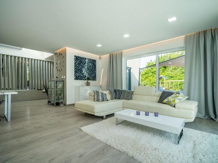 Image No.10-3 Bed Property for sale