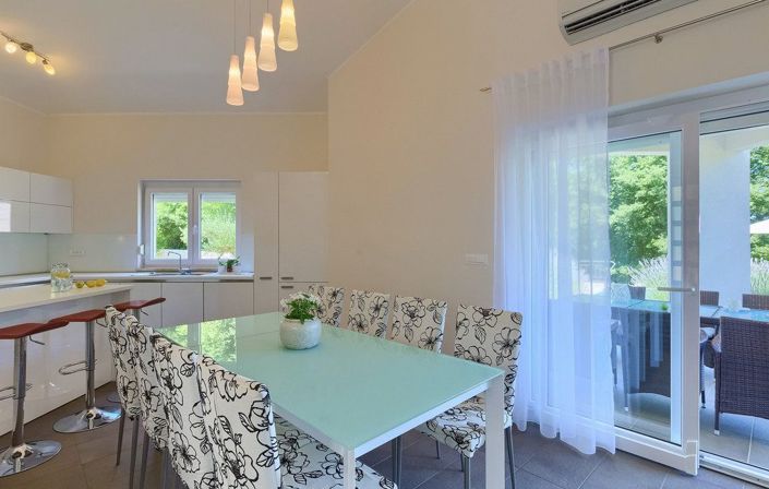 Image No.11-4 Bed Property for sale