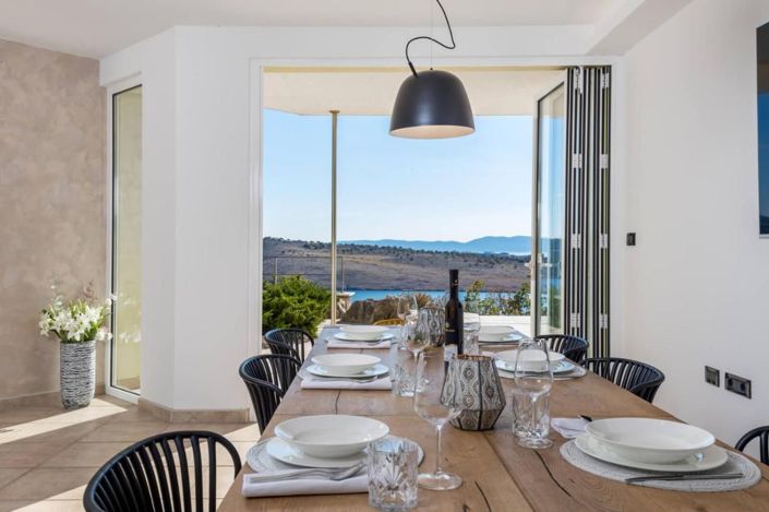 Image No.10-6 Bed Property for sale