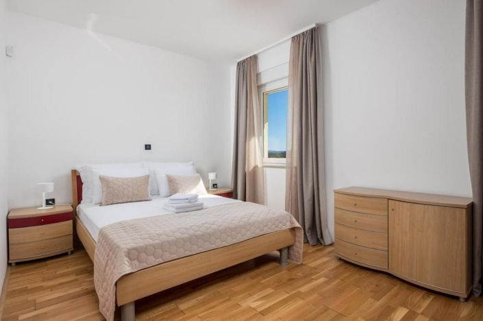 Image No.23-6 Bed Property for sale