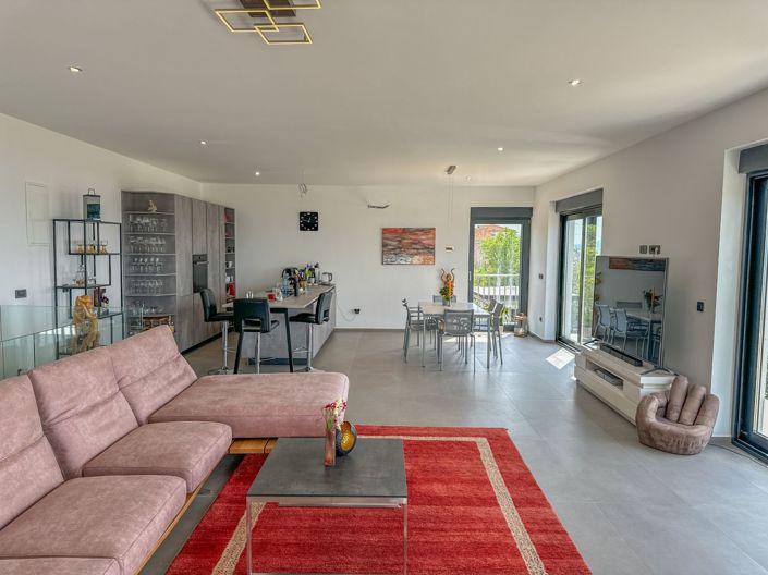 Image No.10-5 Bed Property for sale