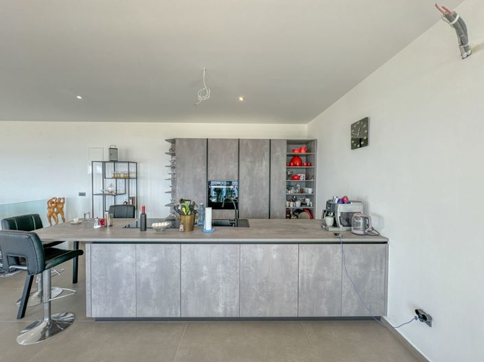 Image No.17-5 Bed Property for sale