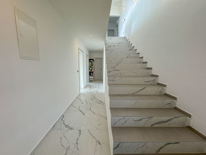 Image No.6-5 Bed Property for sale