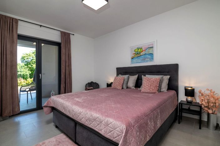 Image No.25-4 Bed Property for sale