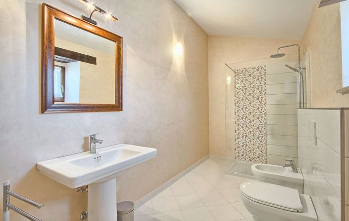 Image No.17-5 Bed Property for sale