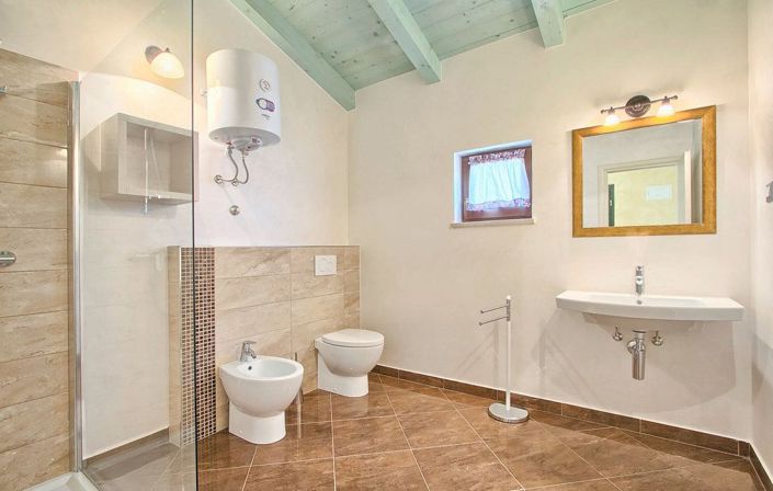 Image No.20-5 Bed Property for sale