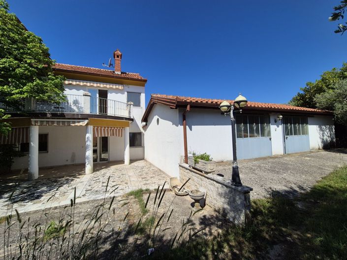 Image No.5-12 Bed Property for sale