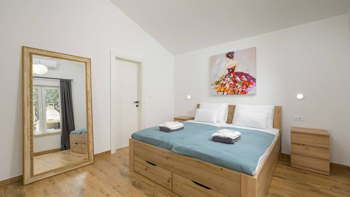 Image No.10-3 Bed Property for sale