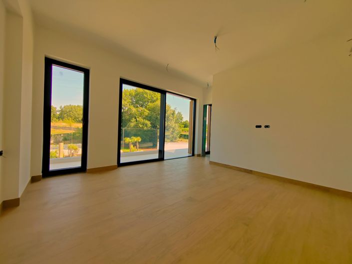 Image No.19-4 Bed Property for sale