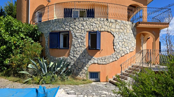 Image No.16-4 Bed Property for sale