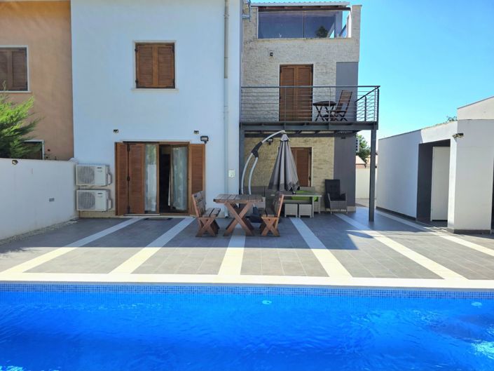 Image No.2-4 Bed Property for sale