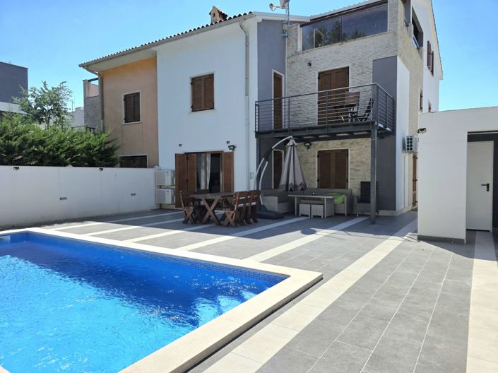 Image No.4-4 Bed Property for sale