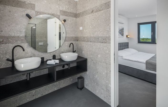 Image No.20-4 Bed Property for sale