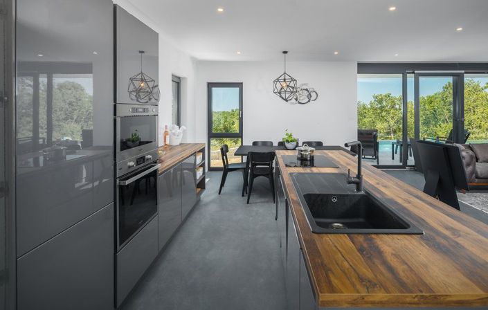 Image No.7-4 Bed Property for sale