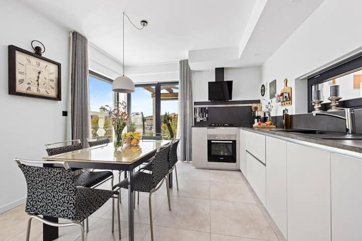 Image No.10-3 Bed Property for sale