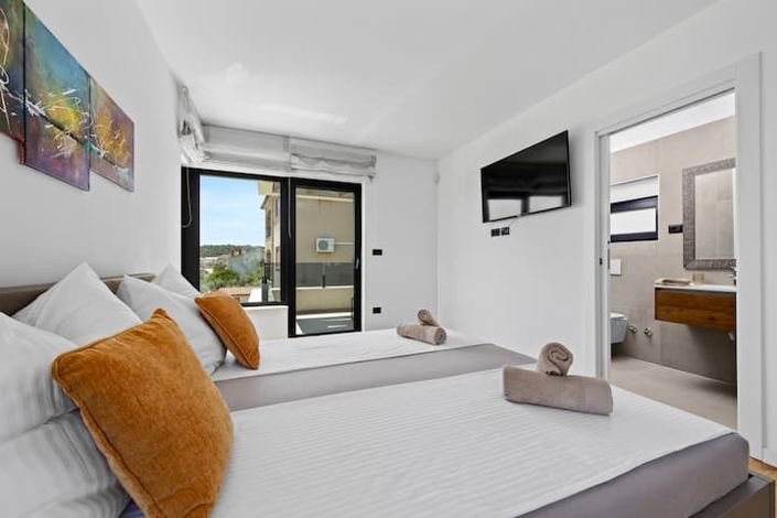 Image No.19-3 Bed Property for sale