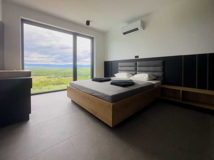 Image No.12-4 Bed Property for sale