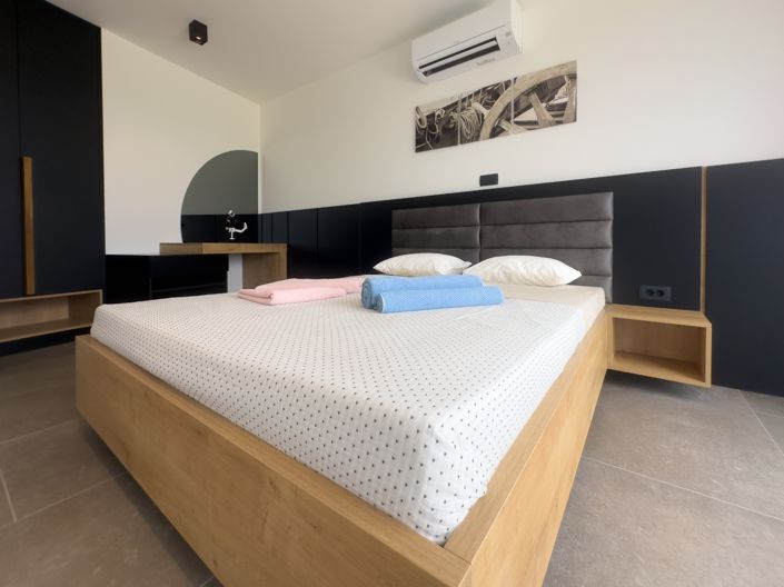 Image No.16-4 Bed Property for sale