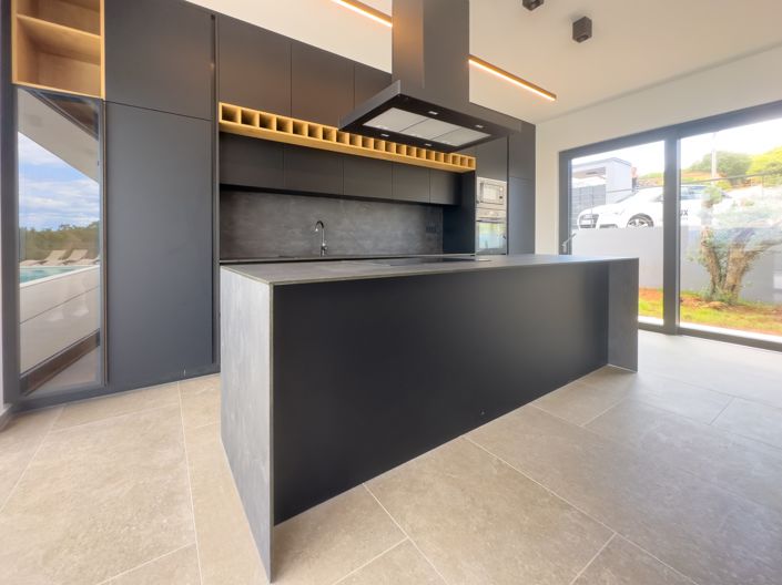 Image No.4-4 Bed Property for sale