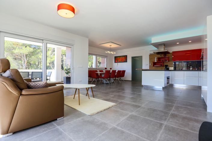 Image No.10-5 Bed Property for sale