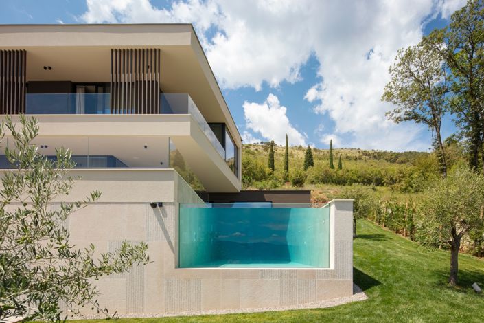 Image No.8-4 Bed Property for sale