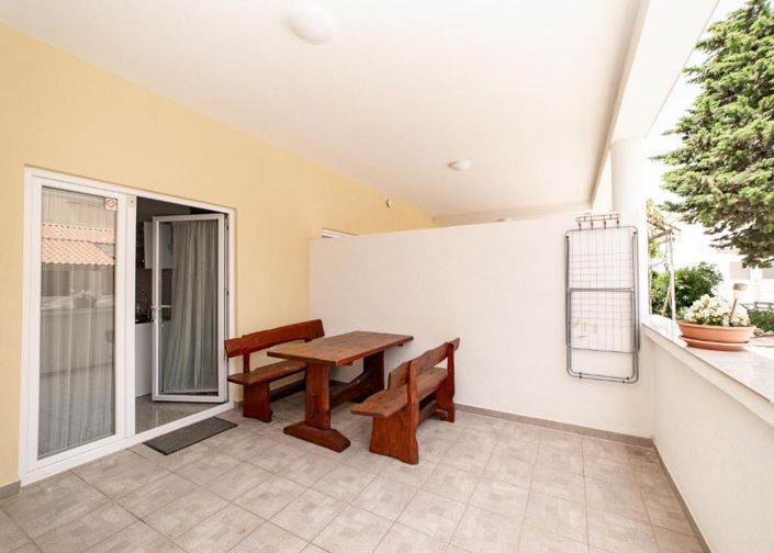 Image No.12-8 Bed Property for sale