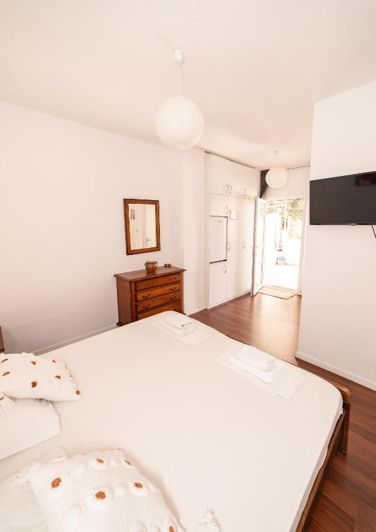 Image No.20-8 Bed Property for sale