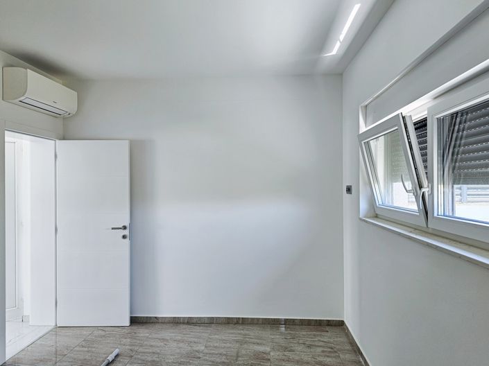 Image No.19-4 Bed Property for sale