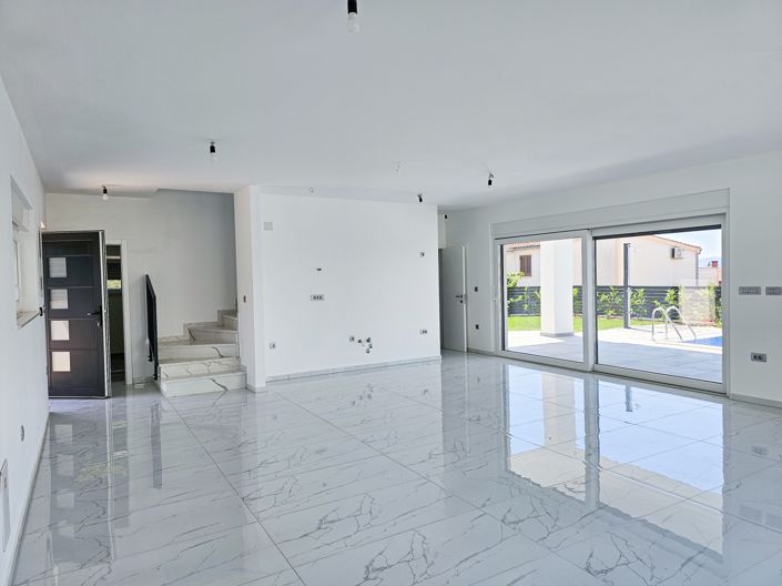 Image No.8-4 Bed Property for sale