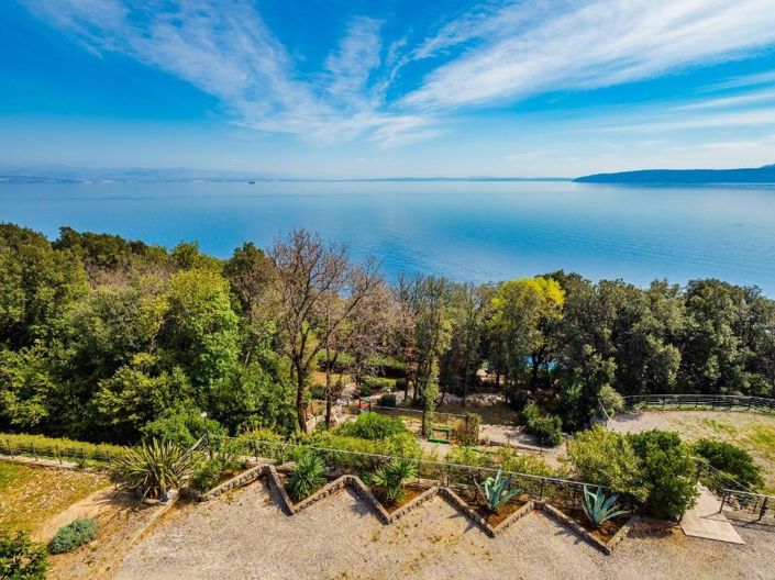 Image No.3-12 Bed Property for sale