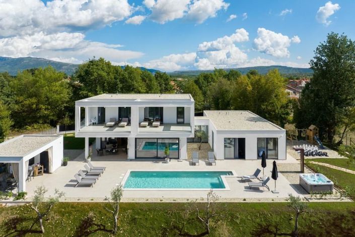 Image No.1-4 Bed Property for sale