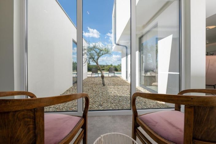 Image No.10-4 Bed Property for sale