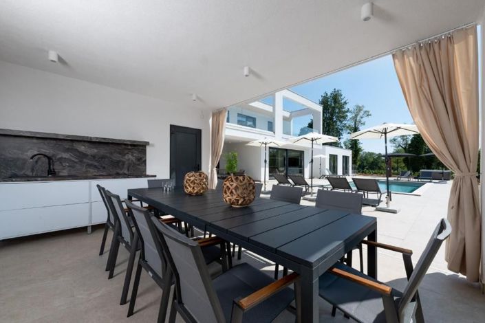 Image No.6-4 Bed Property for sale