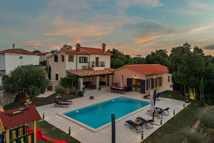 Image No.12-4 Bed Property for sale