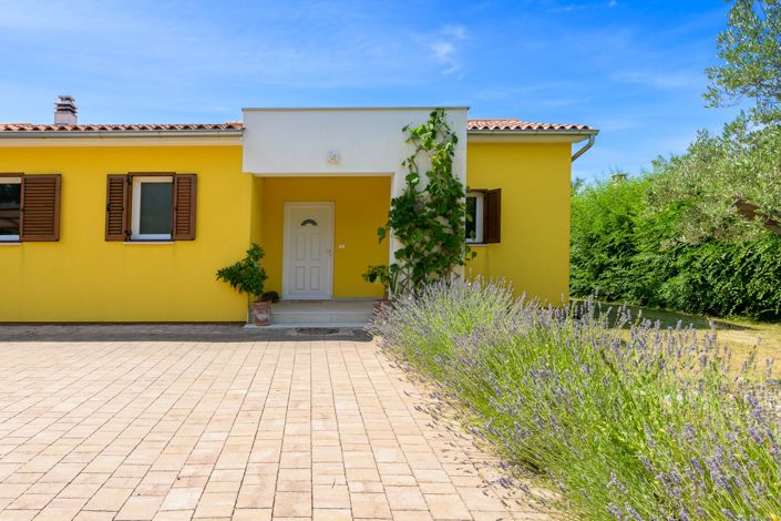 Image No.17-3 Bed Property for sale