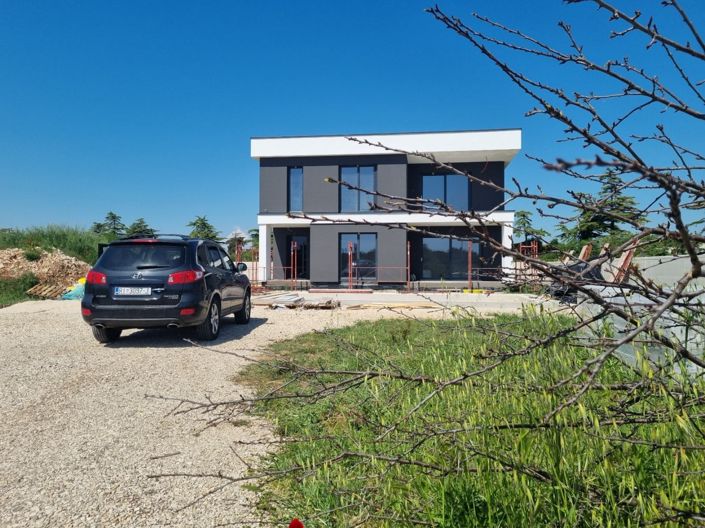 Image No.3-Propriété de 4 chambres à vendre à Štinjan