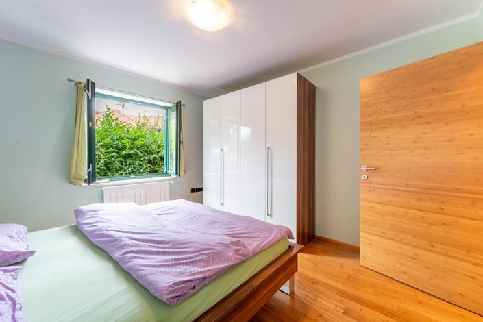 Image No.12-7 Bed Property for sale