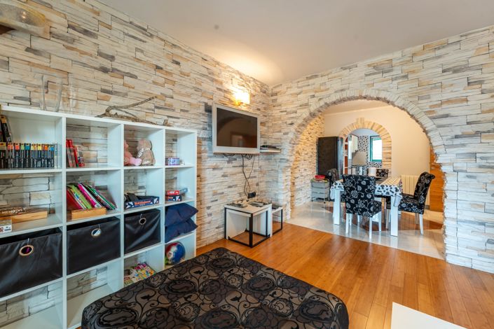 Image No.3-7 Bed Property for sale