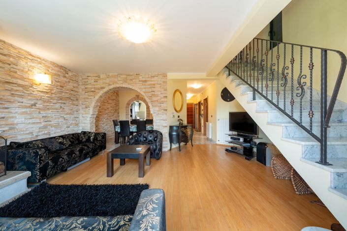 Image No.8-7 Bed Property for sale