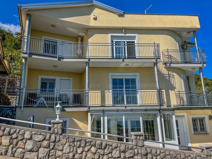 Image No.1-4 Bed Property for sale
