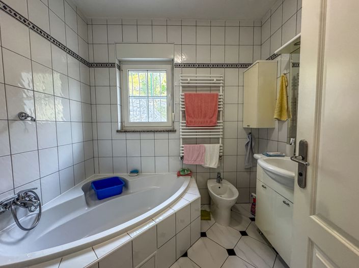 Image No.15-4 Bed Property for sale