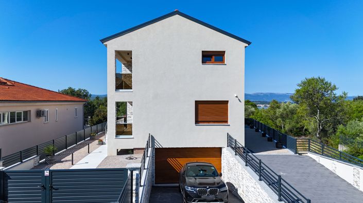 Image No.1-4 Bed Property for sale
