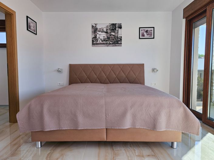 Image No.17-4 Bed Property for sale