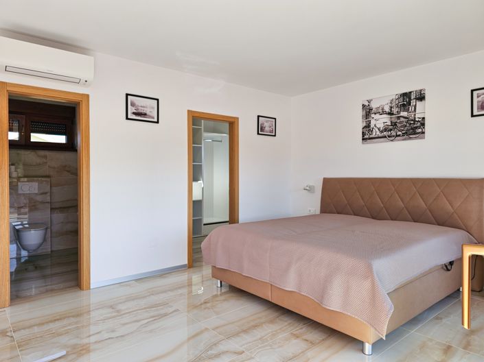 Image No.18-4 Bed Property for sale