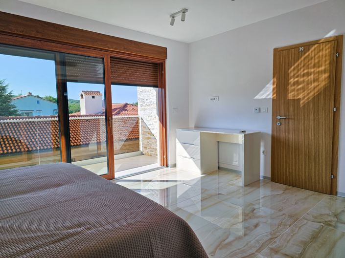 Image No.19-4 Bed Property for sale