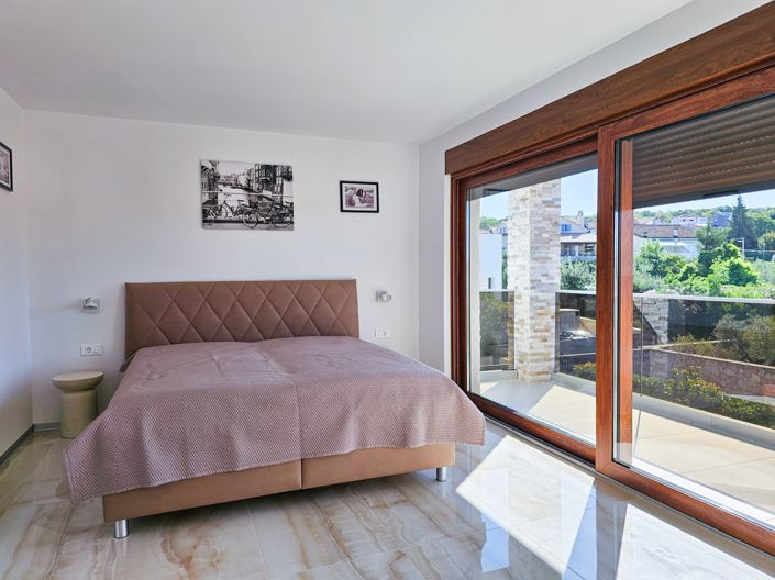 Image No.20-4 Bed Property for sale