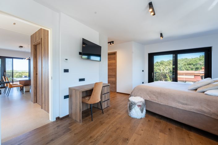 Image No.11-5 Bed Property for sale