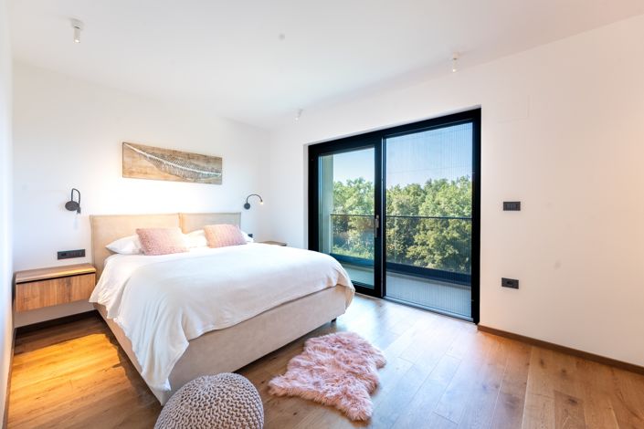 Image No.19-5 Bed Property for sale