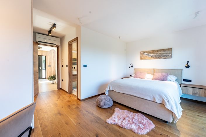 Image No.20-5 Bed Property for sale