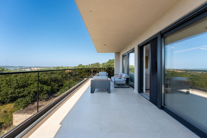 Image No.9-5 Bed Property for sale